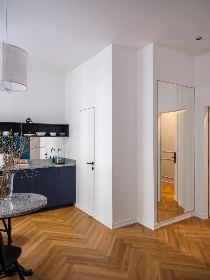 Miro Rooms Skolas - Quiet Chic, Free Parking, Self Check-In Riga Exterior foto
