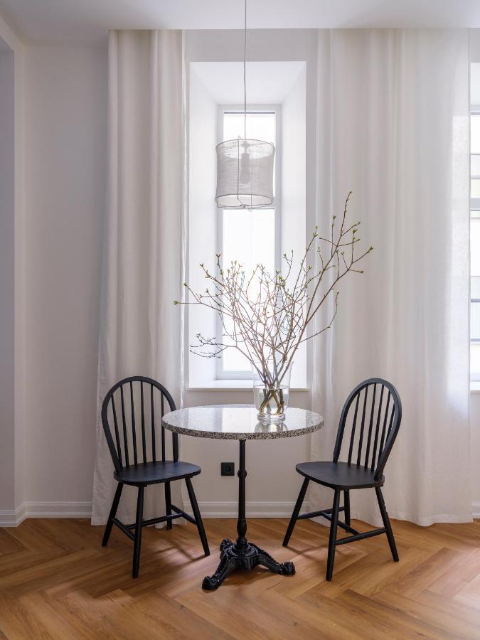 Miro Rooms Skolas - Quiet Chic, Free Parking, Self Check-In Riga Exterior foto