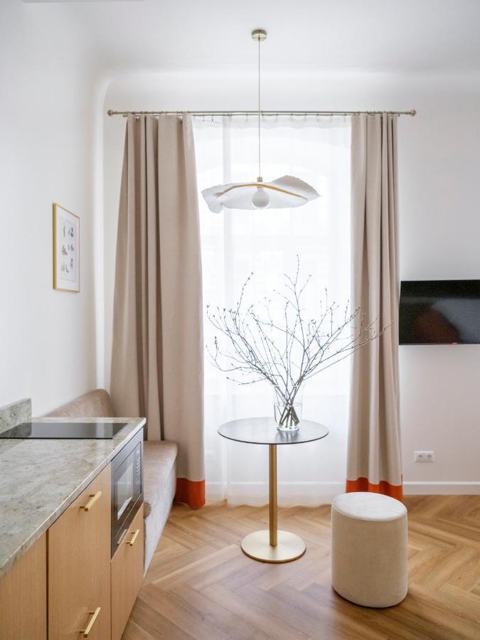 Miro Rooms Skolas - Quiet Chic, Free Parking, Self Check-In Riga Exterior foto